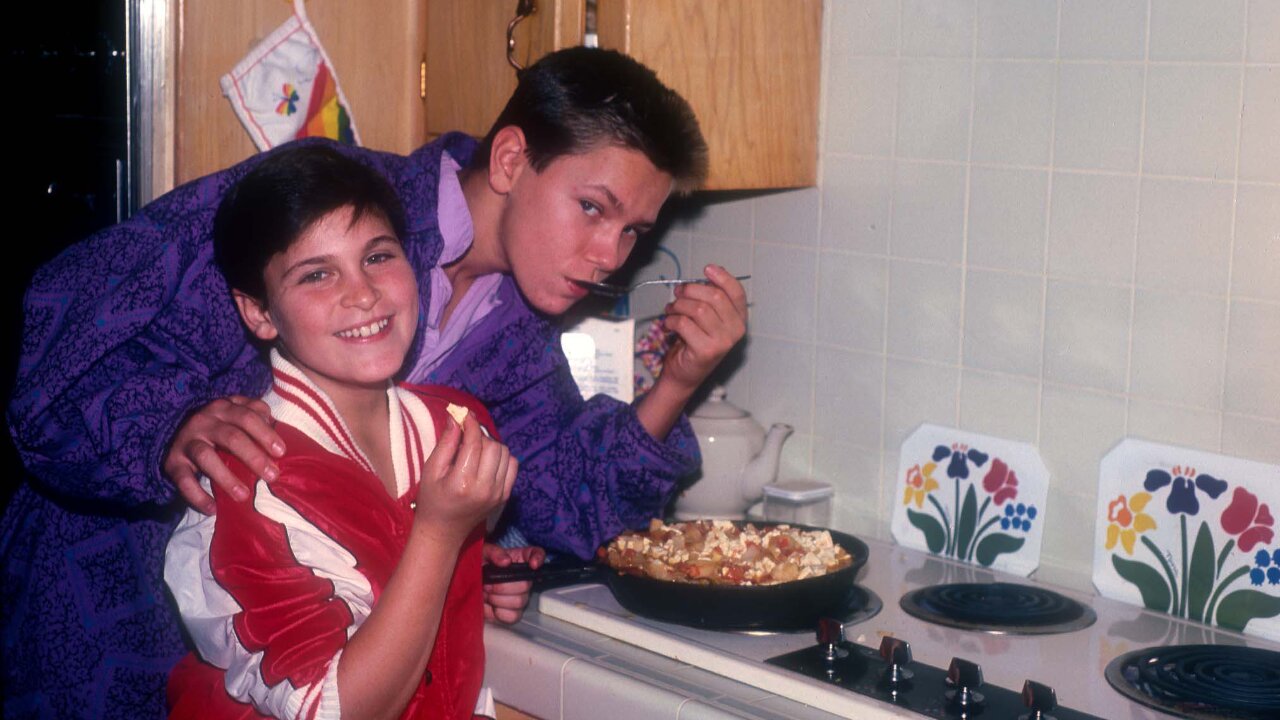 Joaquin Phoenix with his big brother River (Getty Images)