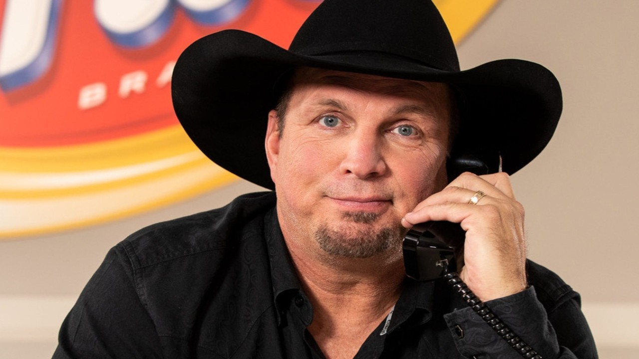 What is Garth Brooks' net worth as of 2023? Looking at his wealth and fortune