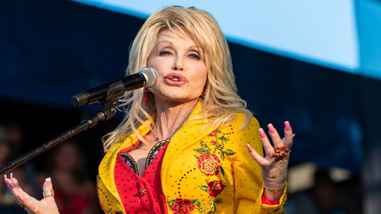 Dolly Parton revеals hеr church criticizеd hеr; says thеy thought shе was 'trash'  