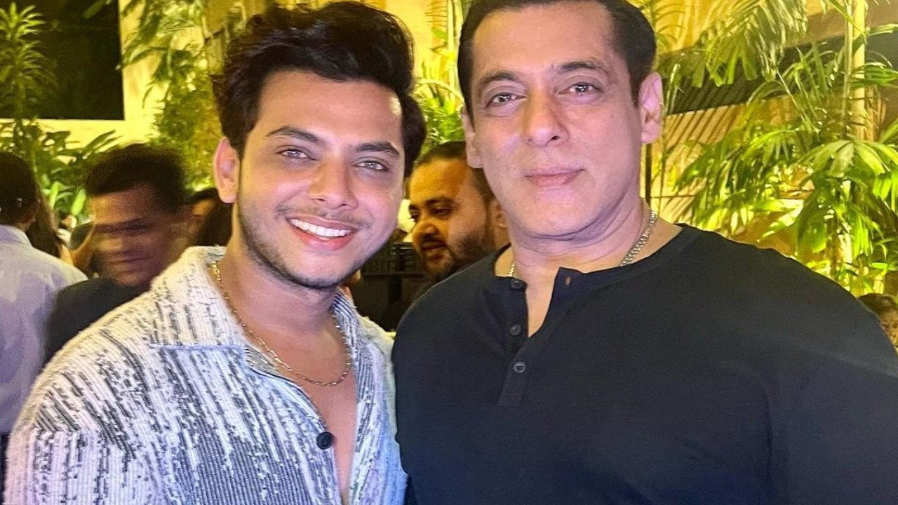 Picture courtesy: Vishal Jethwa's Instagram Tiger 3: Vishal Jethwa strikes pose with Salman Khan at film’s screening; calls it 'incredible experience’