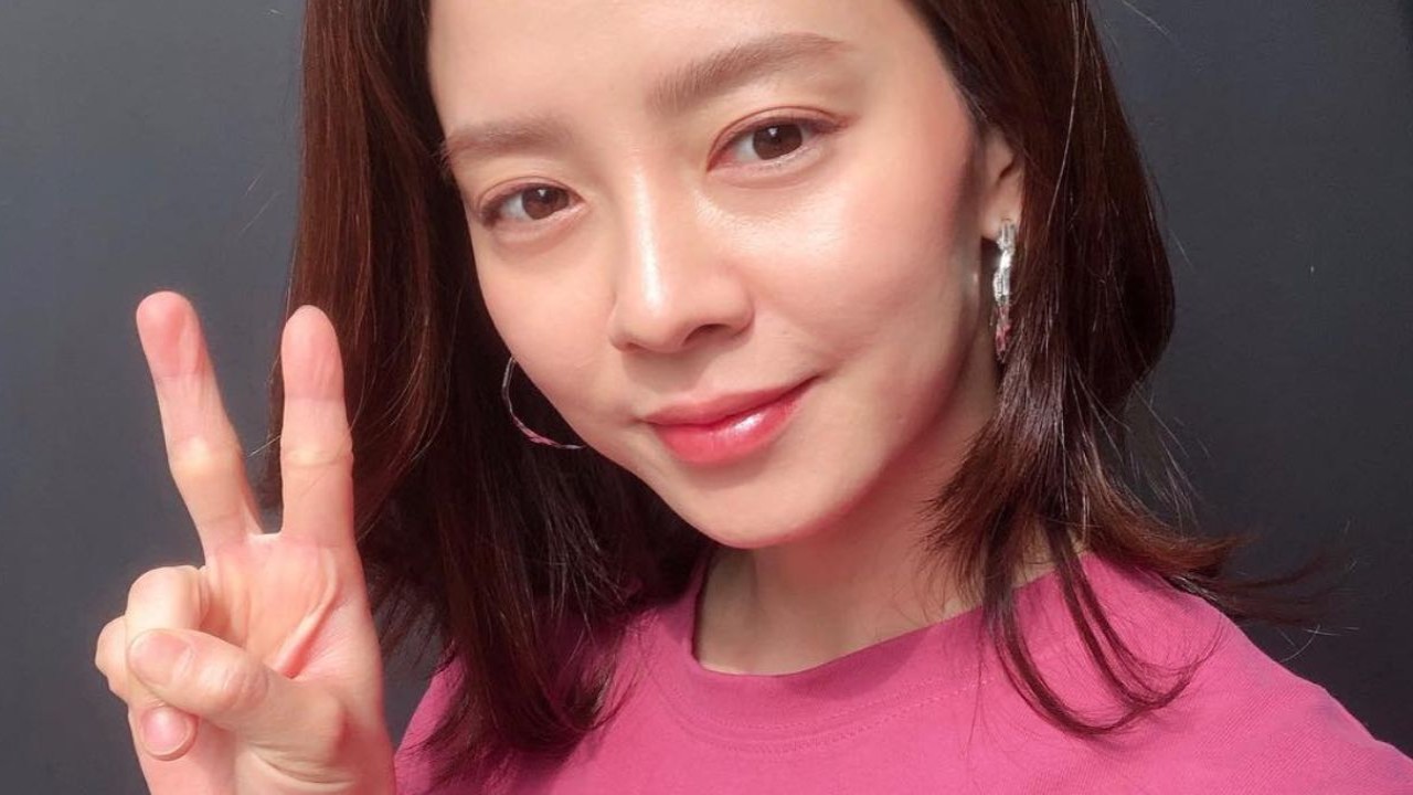 Running Man star Song Ji Hyo to be paid 948 million KRW in settlement after winning lawsuit against ex-agency 