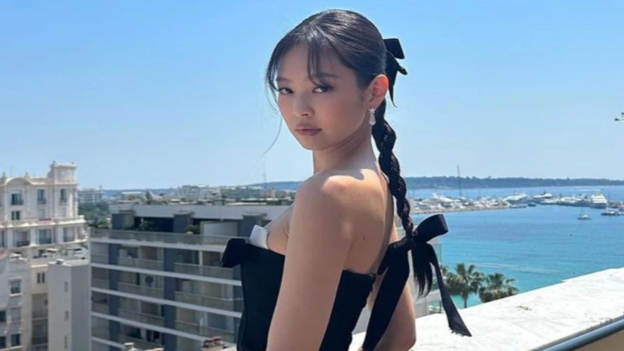Jennie: courtesy of Jennie's official Instagram