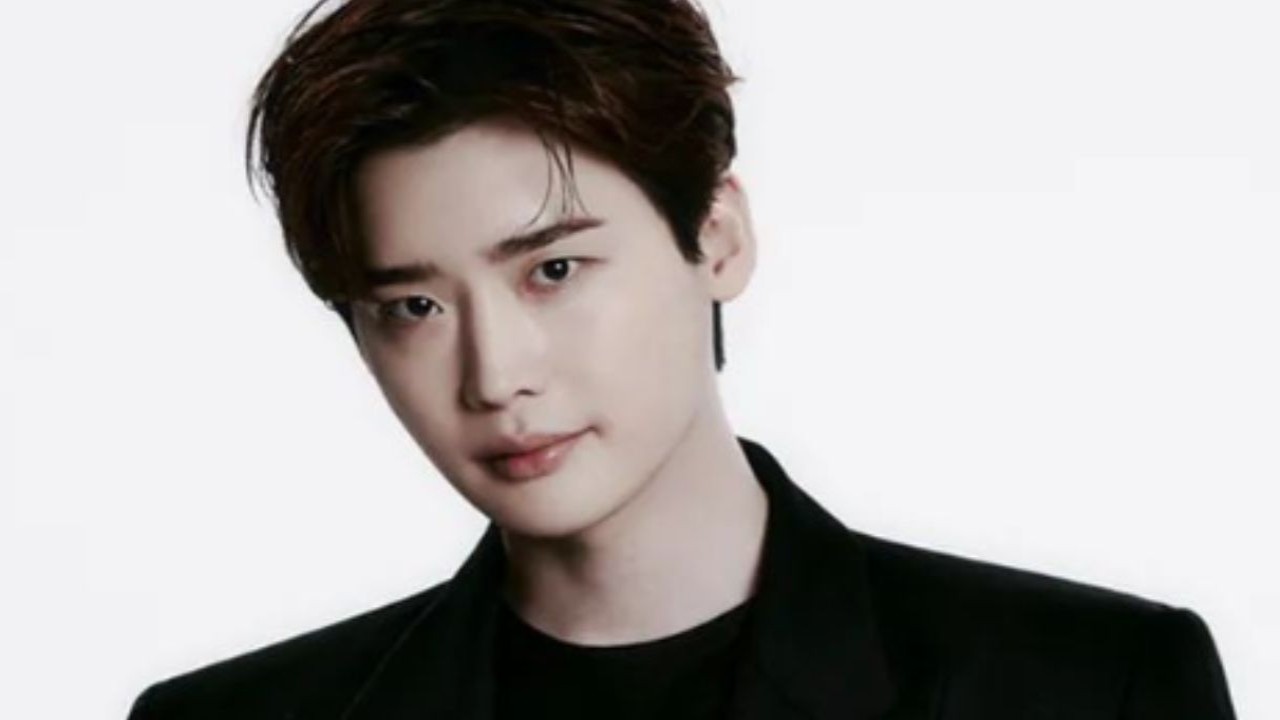 Lee Jong Suk signs with Yoo Jae Myung and Lee Si Young's agency Ace Factory