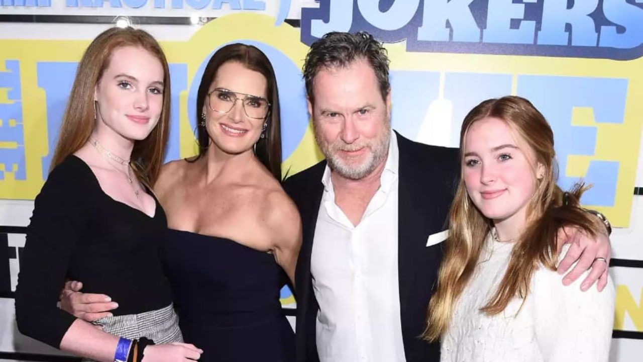 Broke Shields and Chris Henchy with their daughters (Getty)