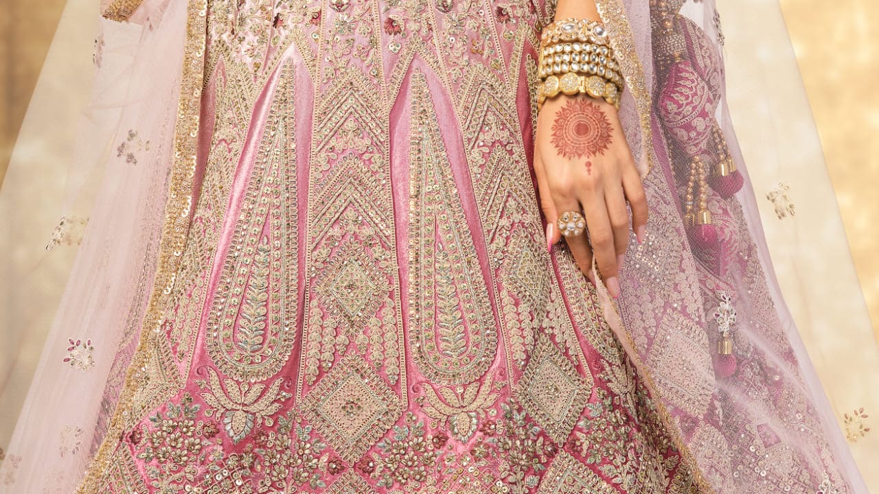 Picture Courtesy: Mohey Bridal Lehengas 