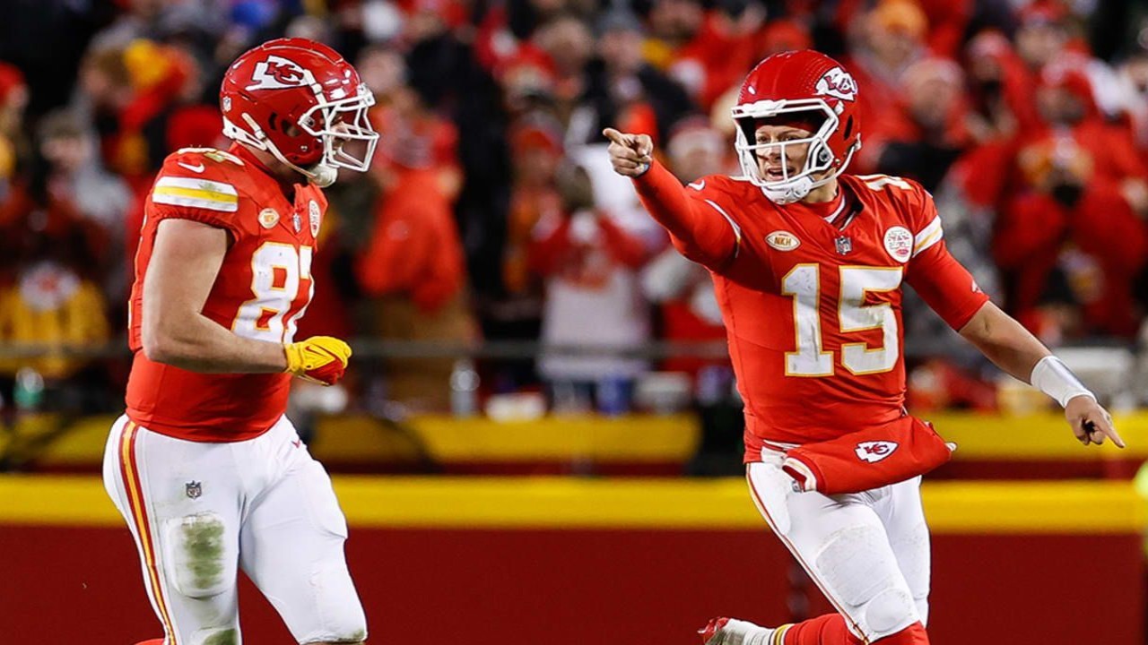 Which NFL record did Patrick Mahomes and Travis Kelce set by overtaking Tom Brady and Rob Gronkowski in Chiefs vs Bills?