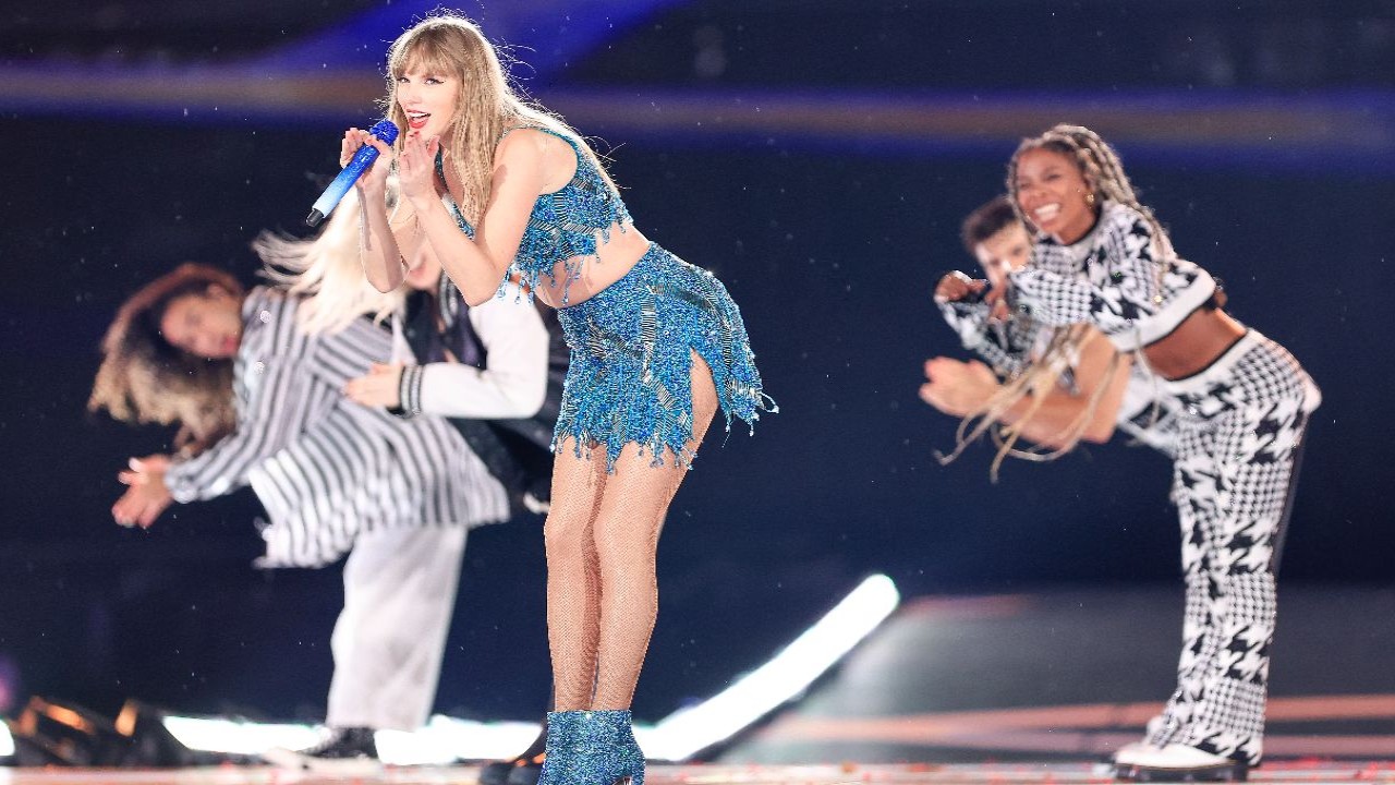 'TikTok Dancing In The Back': Internet Mocks Taylor Swift's Background Dancers As Concert Clip Goes Viral Online