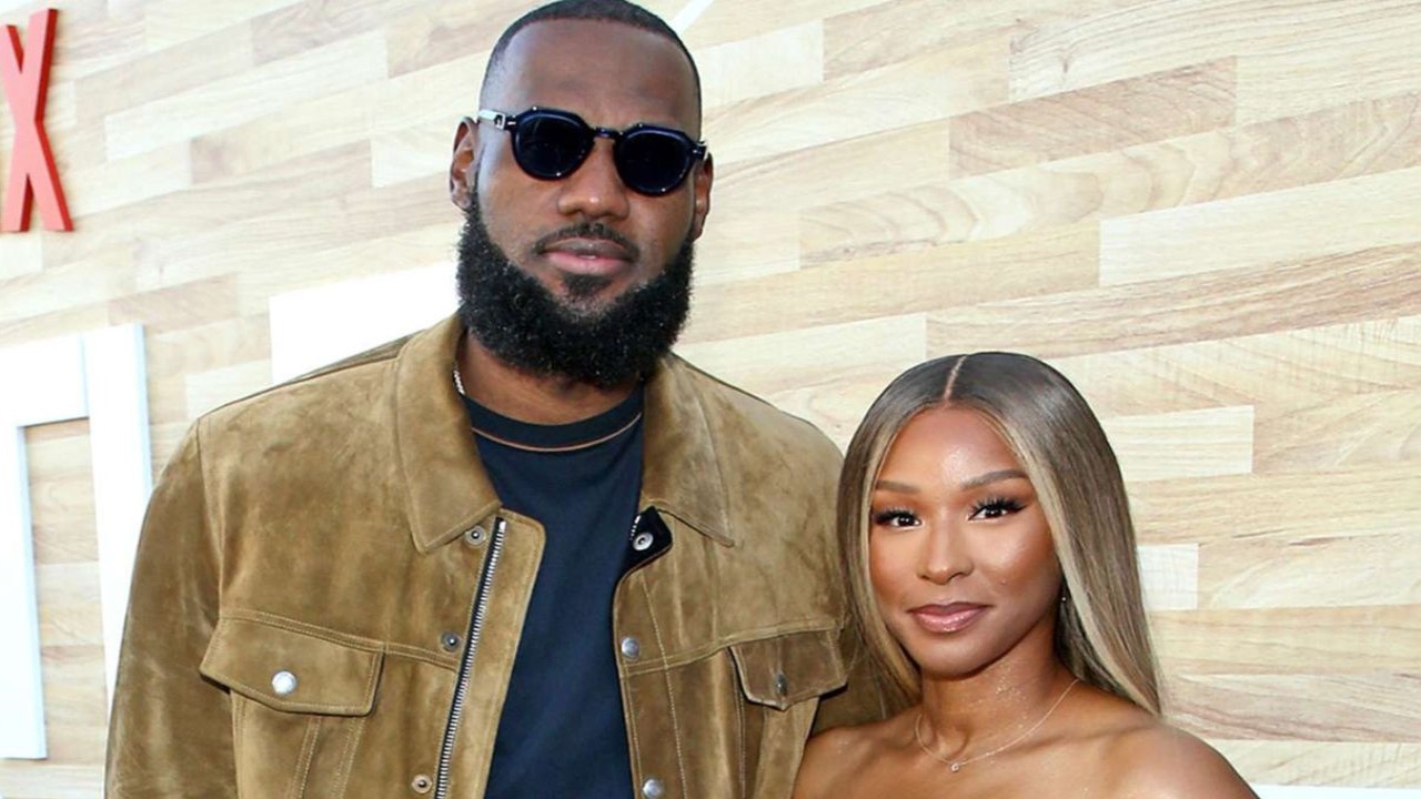 'You Know That Love Runs Deep': NBA Fans Praise LeBron James for Purchasing $100K Painting From Restaurant for Wife Savannah James