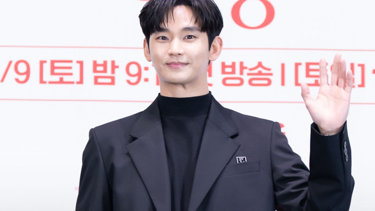 Kim Soo Hyun gets hilariously awkward posing for photos at Queen of Tears press conference; Fans react