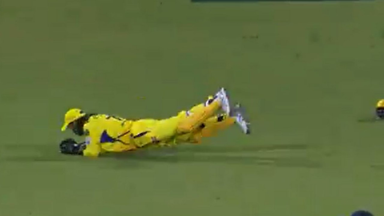 ‘42 Years, Who?’: Fans React as MS Dhoni Takes Exceptional Catch to Dismiss Vijay Shankar During CSK vs GT IPL Clash