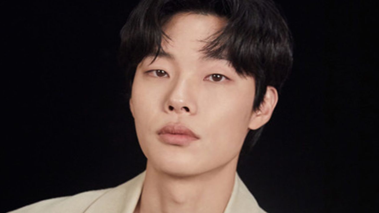 Ryu Jun Yeol hides his face when returning from Hawaii alone amid dating controversy with Han So Hee