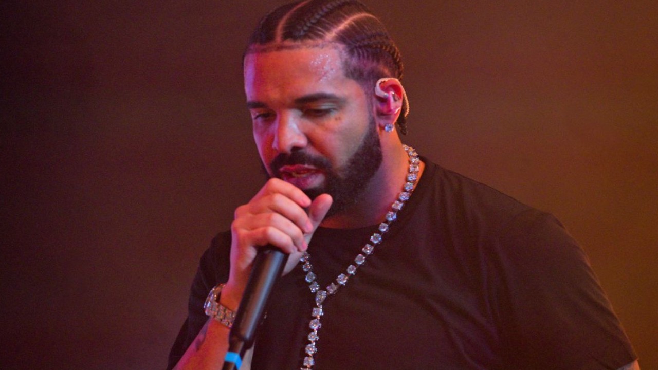 Drake Assures Fan He Will Cover the Cost of Their Late Mother's House; 'Rest in Peace to Your Momma' 	