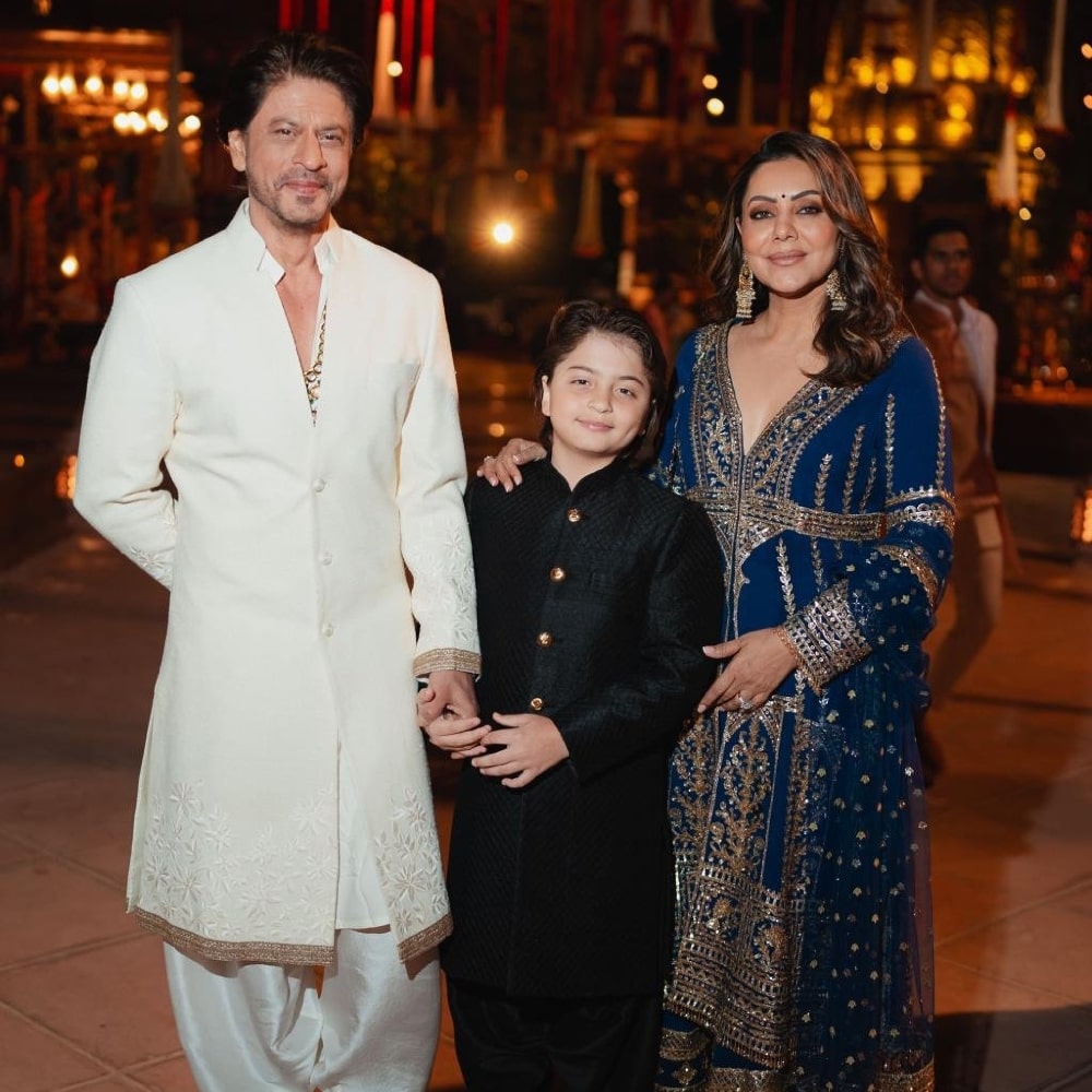 Shah Rukh Khan-Gauri, AbRam greet rumored couple Aditya Roy Kapur-Ananya Panday at Anant-Radhika’s Maha Aarti ceremony