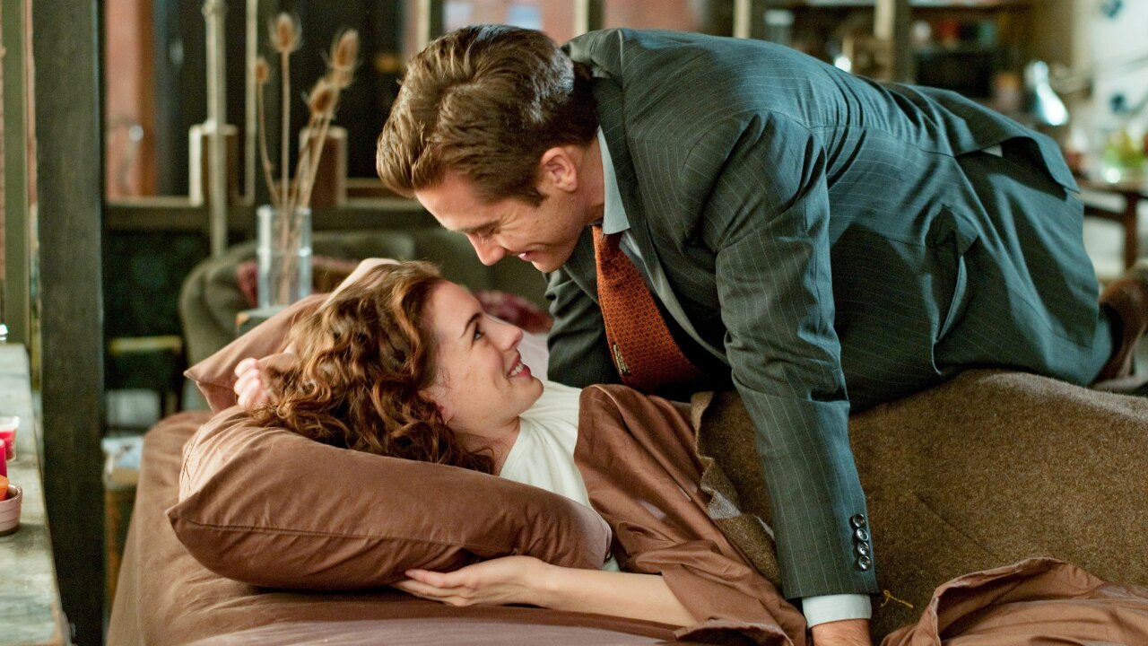 Anne Hathaway and Jake Gyllenhaal in Love and Other Drugs 