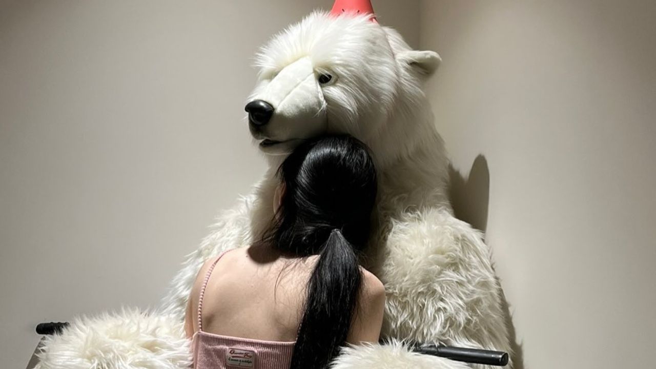 Han So Hee with a polar beer: From Han So Hee's Instagram Han So Hee with a polar beer: From Han So Hee's Instagram