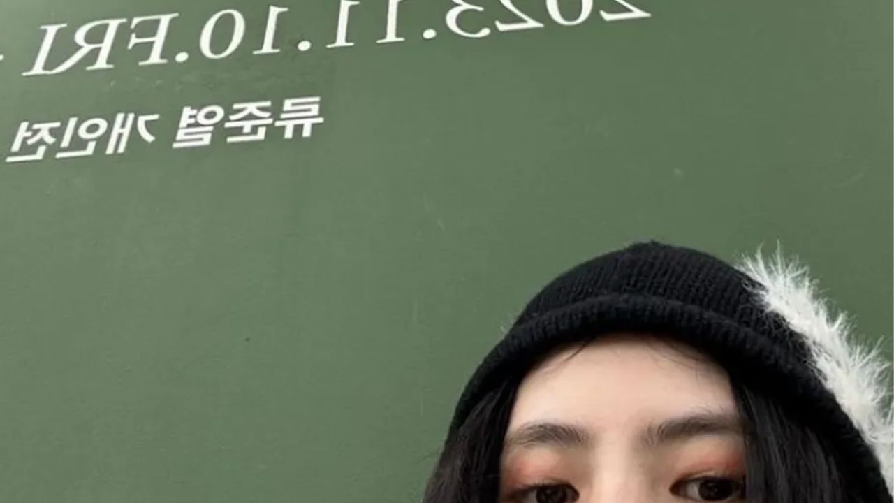Han So Hee with Ryu Jun Yeol's exhibition banner: Han So Hee's Instagram Han So Hee with Ryu Jun Yeol's exhibition banner: Han So Hee's Instagram