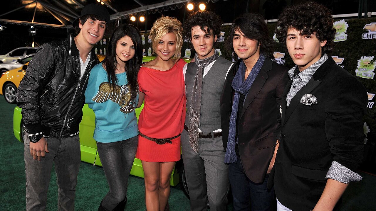 Selena Gomez with Jonas Brother via Getty Images 