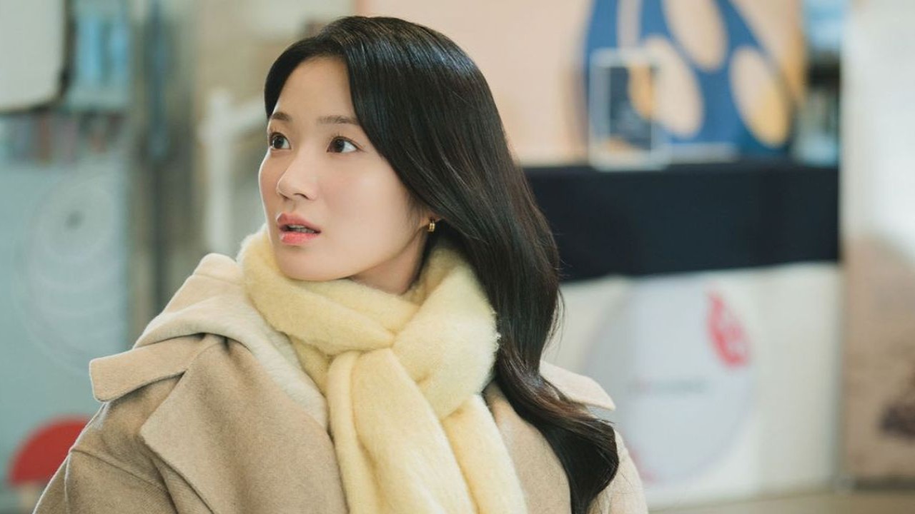 Kim Hye Yoon goes from ardent fan to high schooler looking for idol Byeon Woo Seok in Lovely Runner new stills; See pics