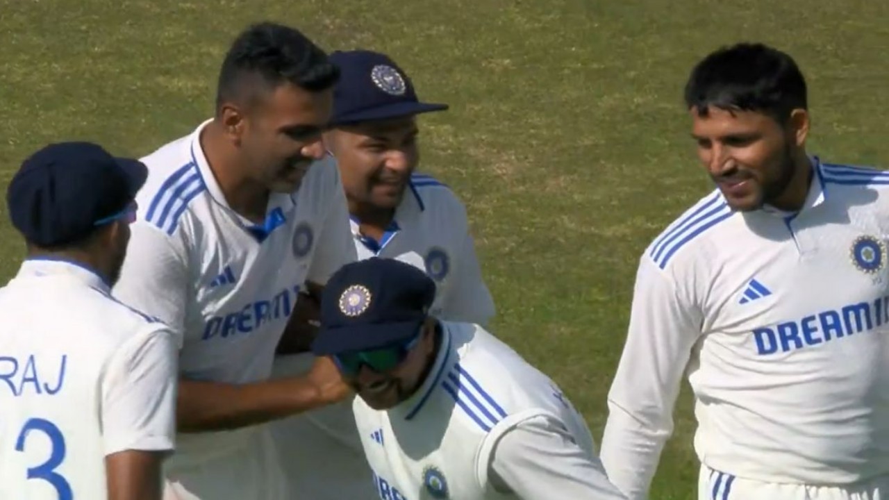 Watch: Ravichandran Ashwin, Kuldeep Yadav Melt Fans’ Hearts With Their Selfless Gesture on Day 1 of Fifth Test