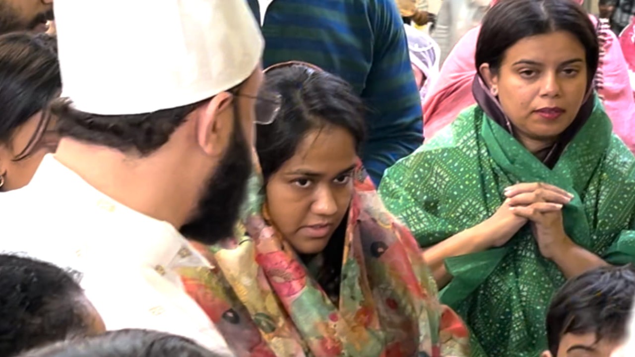 Days after Salman Khan's house firing incident, sister Arpita Khan seeks blessings at Nizamuddin Dargah; PICS