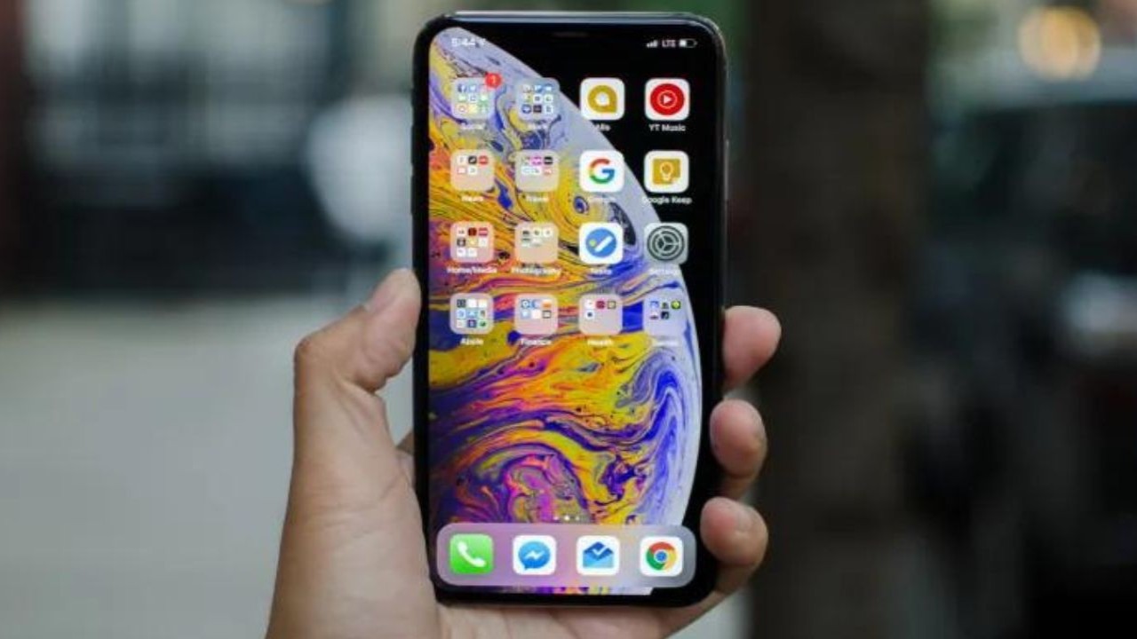 Samsung becomes world's number 1 phone maker as Apple iPhone shipments drop about 10% in Q1 of 2024