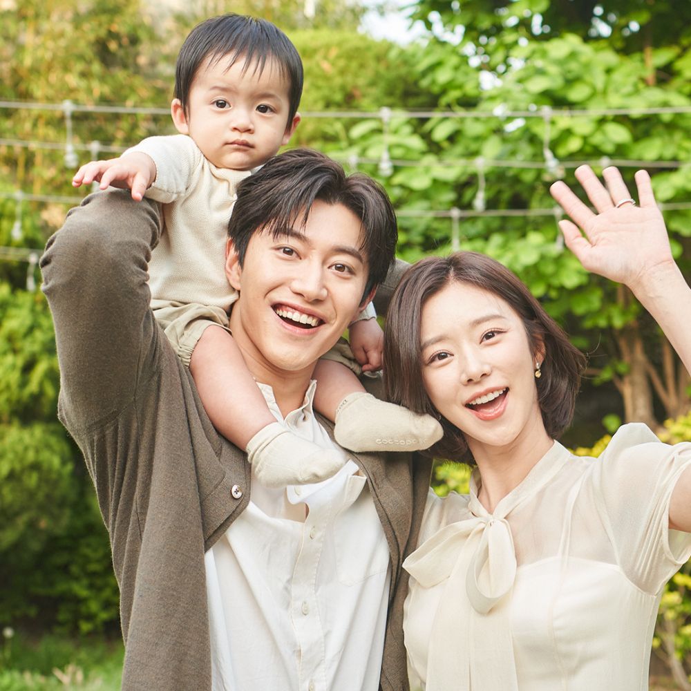 Queen of Tears: Kwak Dong Yeon and Lee Joo Bin transform into beautiful couple in new family portraits Queen of Tears: Kwak Dong Yeon and Lee Joo Bin transform into beautiful couple in new family portraits