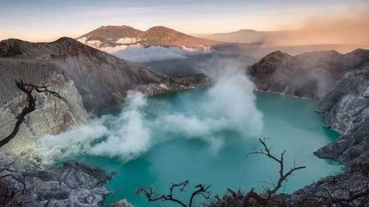 Tourist Plunges To Death In Indonesia While Capturing Photos Near Ijen Volcano; Know How Accident Occurred