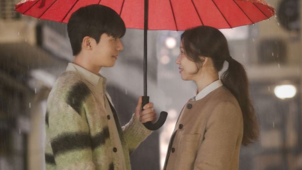 The Midnight Romance in Hagwon stills: Wi Ha Joon bridges distance between him and Jung Ryeo Won 