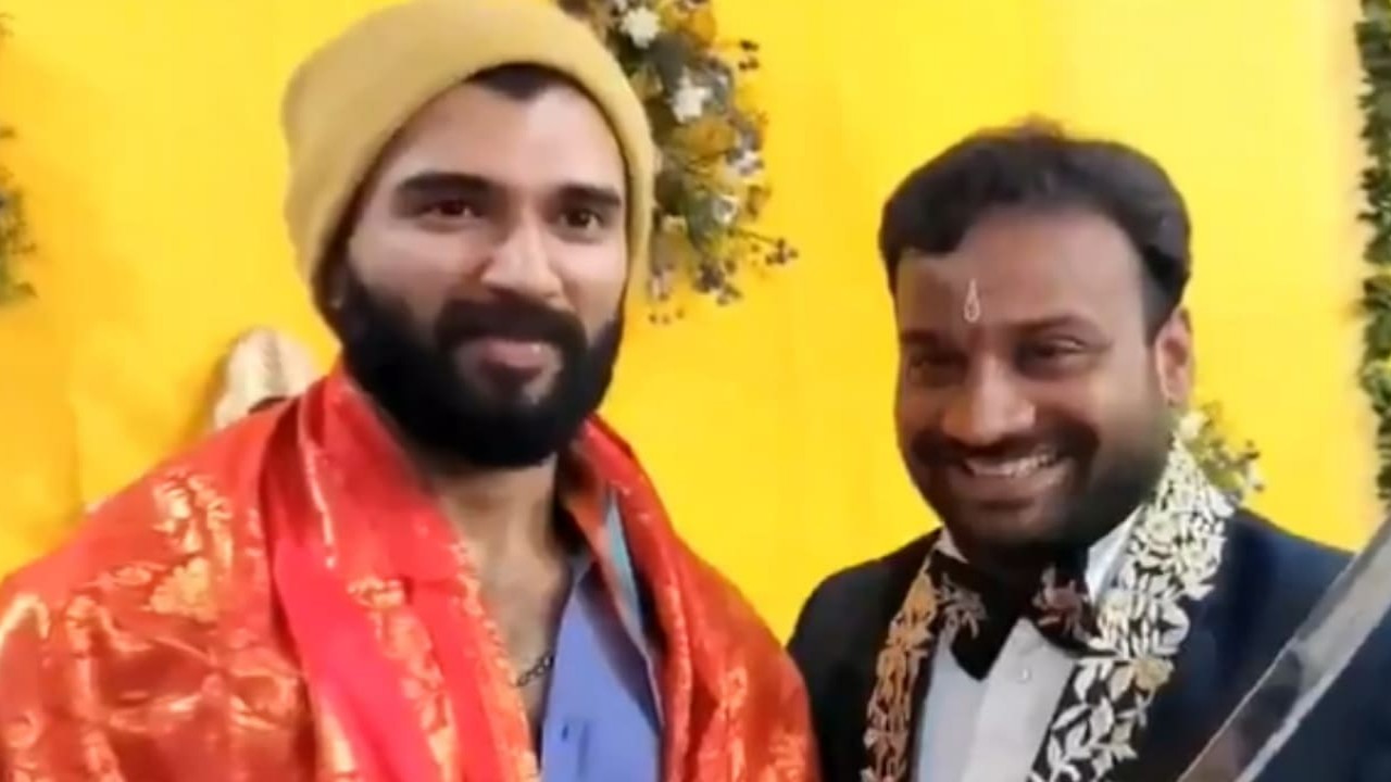 VIDEO: Vijay Deverakonda attends wedding reception of his bodyguard Ravi with family