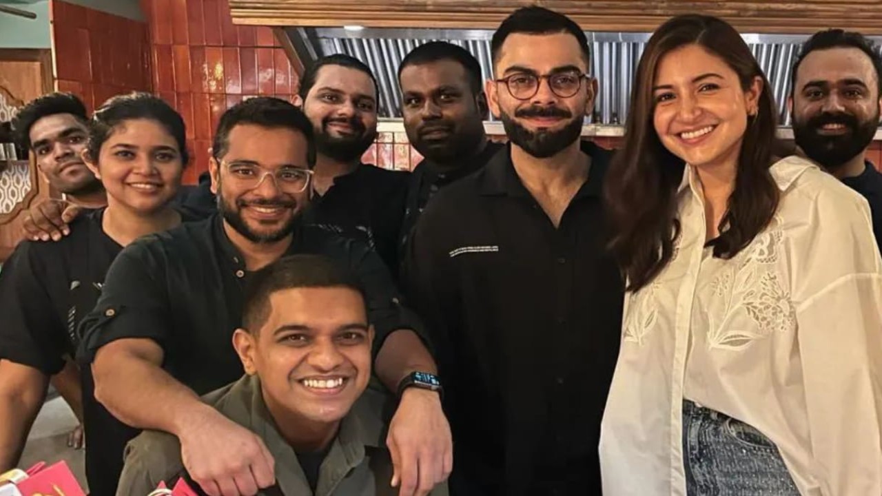 Anushka Sharma-Virat Kohli are all smiles as they happily pose with fans during their dinner date in Mumbai; PICS