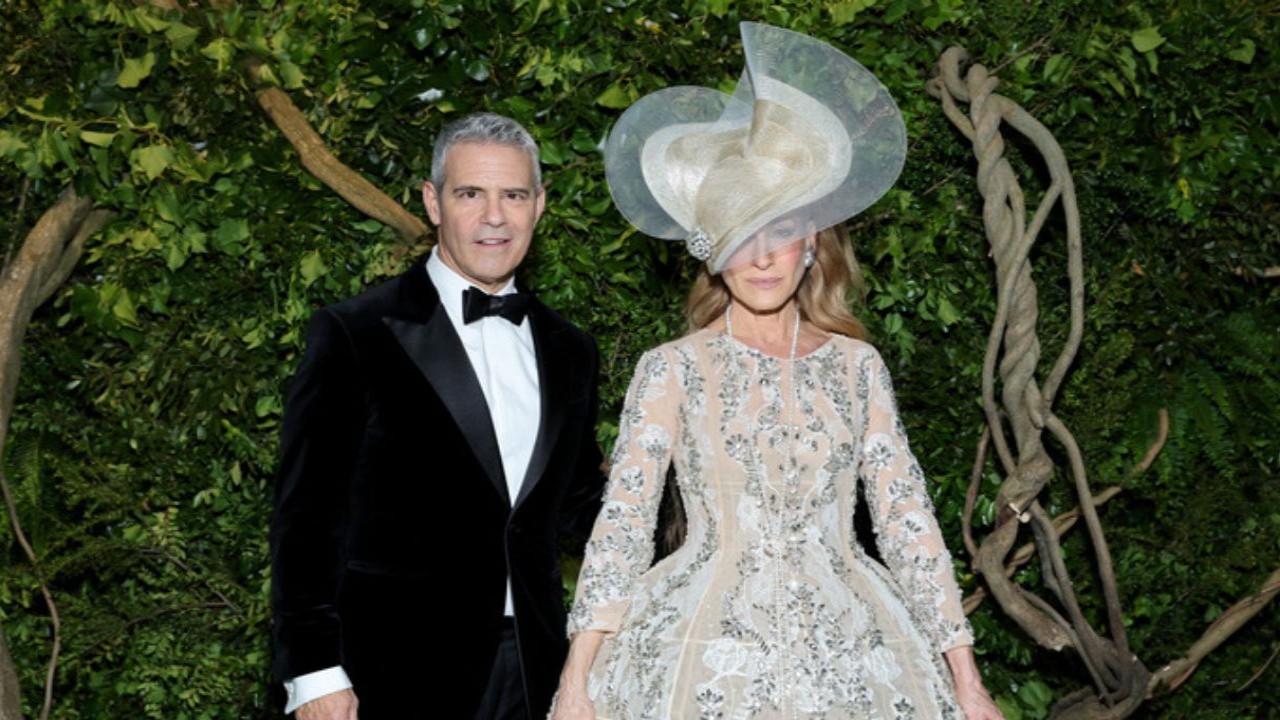 Met Gala 2024: Sarah Jessica Parker Takes on Green Carpet in Classic Richard Quinn Dress; Actress Teases Her Entry