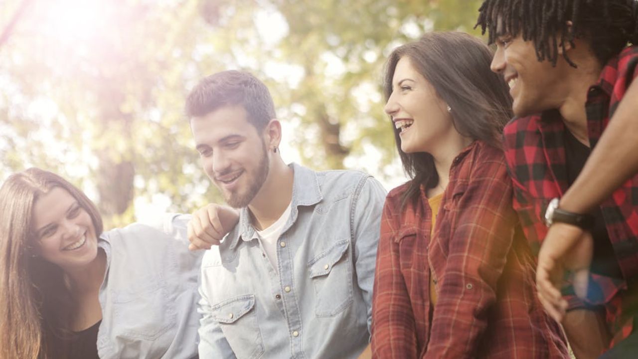 How to tell if a girl likes you back 