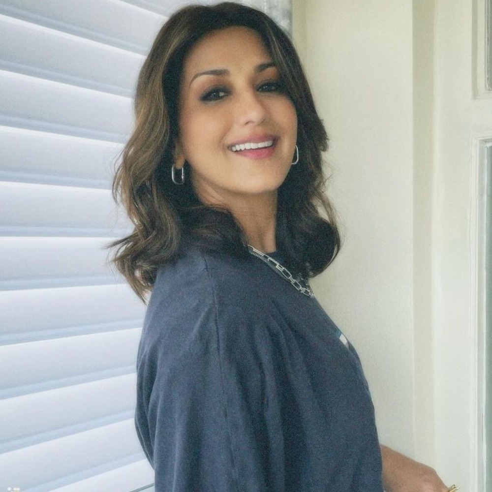 Sonali Bendre admits to never watching her and Aamir Khan's film Sarfarosh; says she viewed it days before 25th anniversary Sonali Bendre admits to never watching her and Aamir Khan's film Sarfarosh; says she viewed it days before 25th anniversary