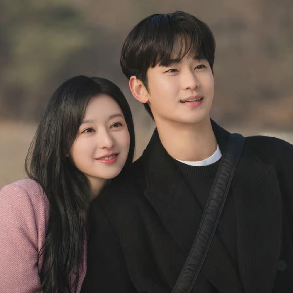 Queen of Tears’ Kim Ji Won spotted with Kim Soo Hyun’s personal bodyguard at airport; fuels new dating rumor  Queen of Tears’ Kim Ji Won spotted with Kim Soo Hyun’s personal bodyguard at airport; fuels new dating rumor