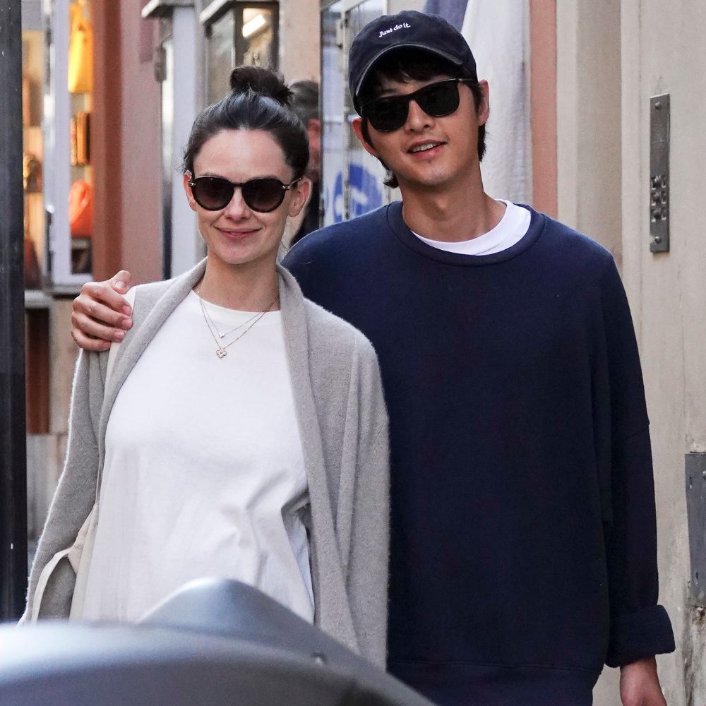 Song Joong Ki protects wife Katy Louise Saunders and newborn son from curious fan's lens; earns praise from netizens Song Joong Ki protects wife Katy Louise Saunders and newborn son from curious fan's lens; earns praise from netizens