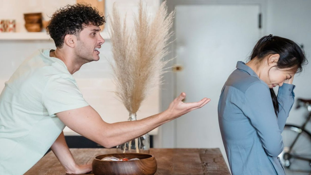 Signs of a Controlling Husband Signs of a Controlling Husband