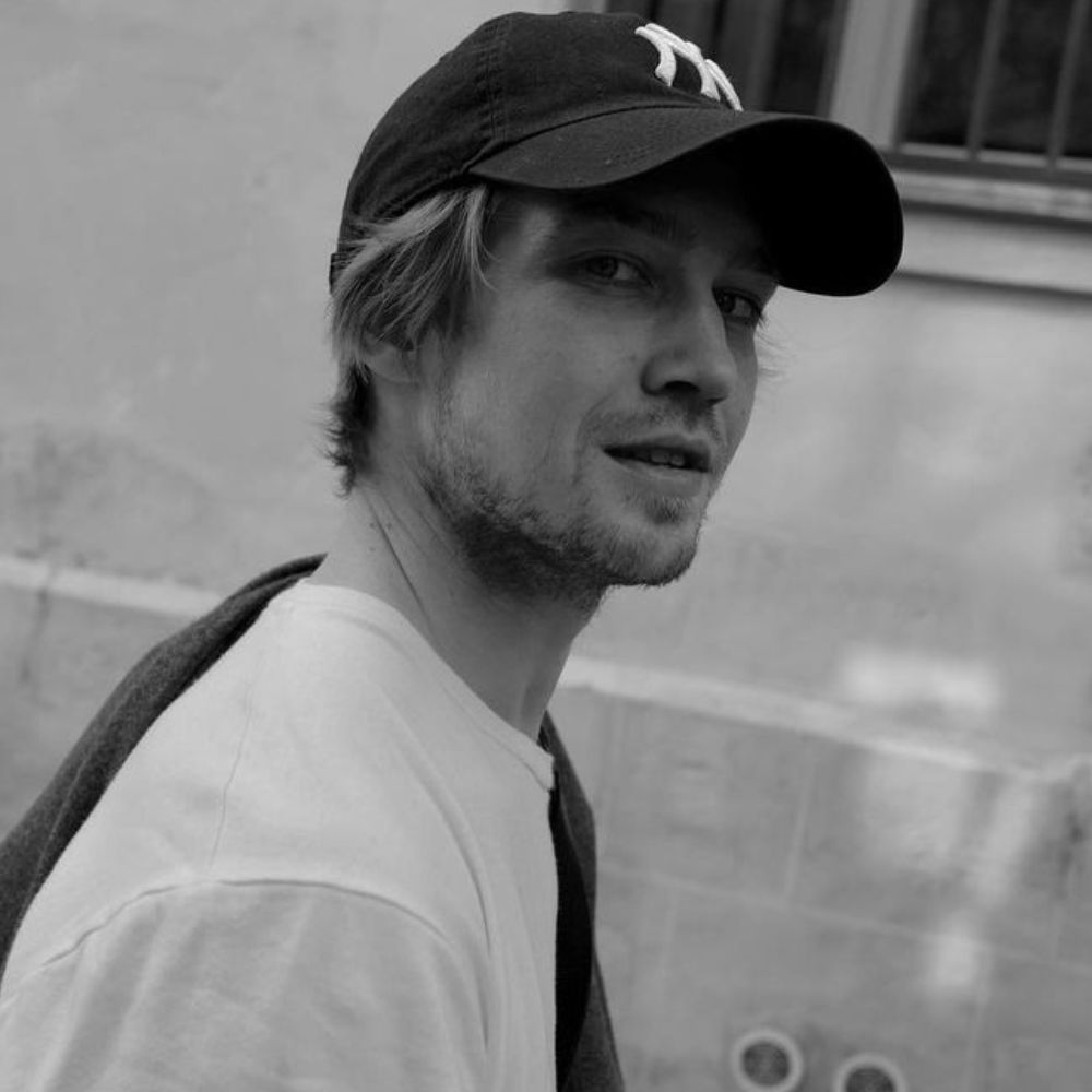 Joe Alwyn Shares He Trusts The World Building Of Yorgos Lanthimos Amid Talking About Kind Of Kindess At Cannes Joe Alwyn Shares He Trusts The World Building Of Yorgos Lanthimos Amid Talking About Kind Of Kindess At Cannes