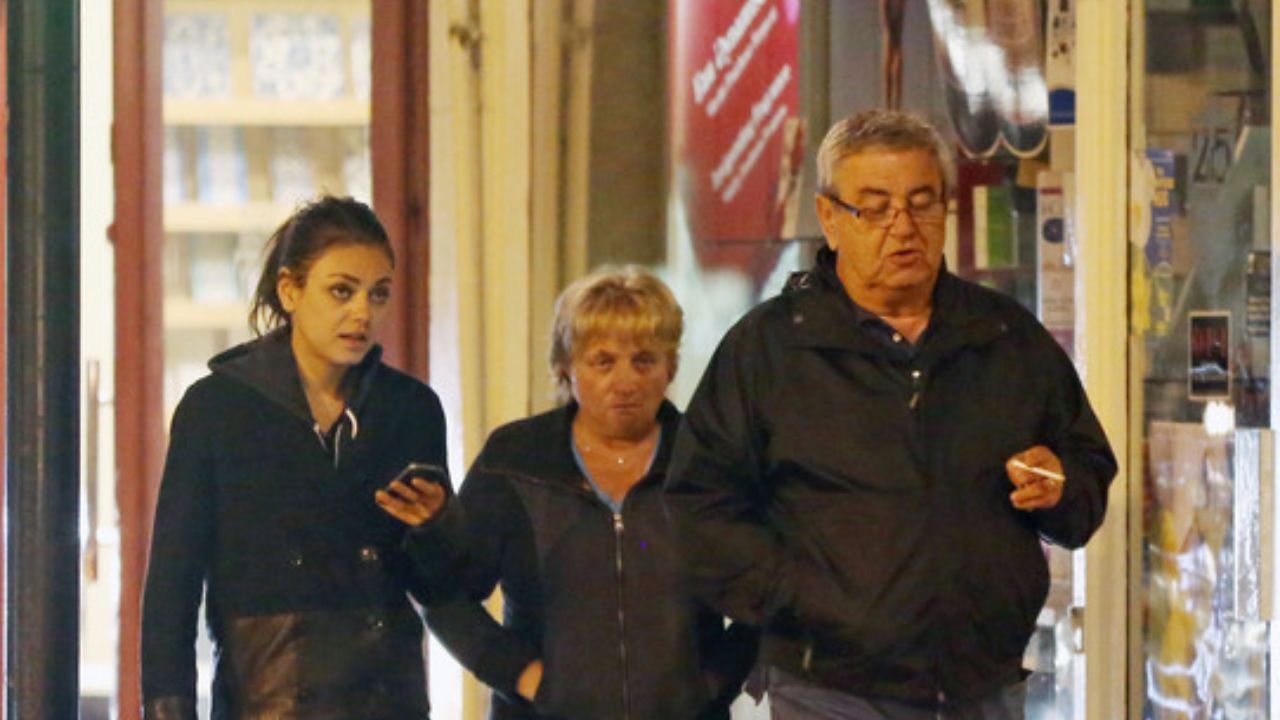 Mila Kunis with her parents Mark and Elvira Kunis (CC: Getty Images)