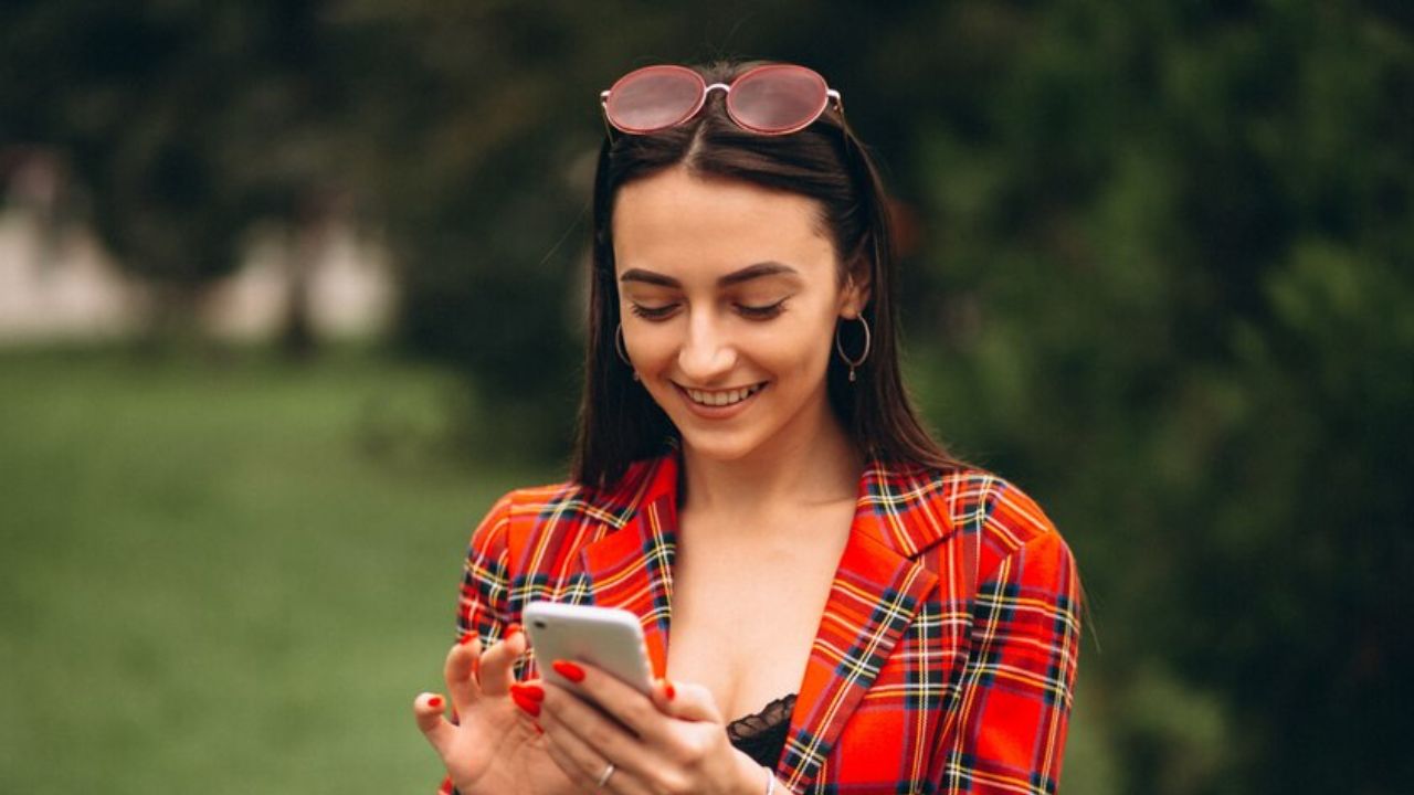 How to Tell If a Guy Likes You over Texting