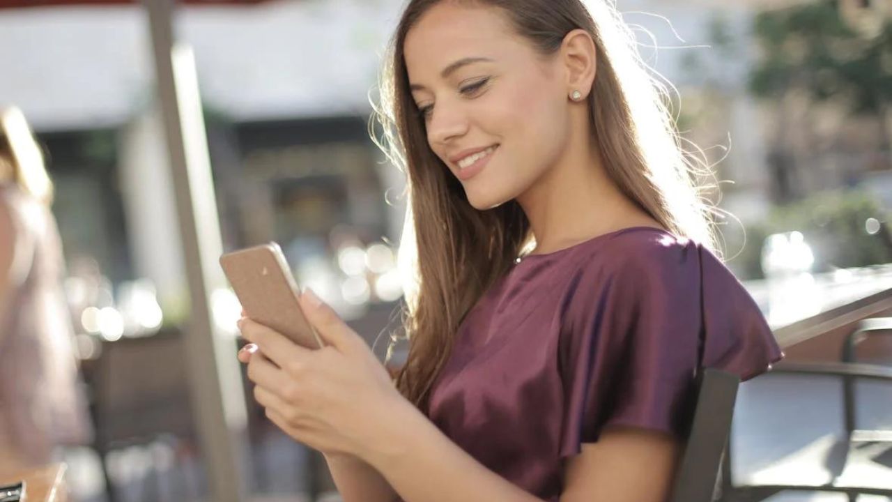 How to Tell If a Guy Likes You over Text, But Is Hiding It