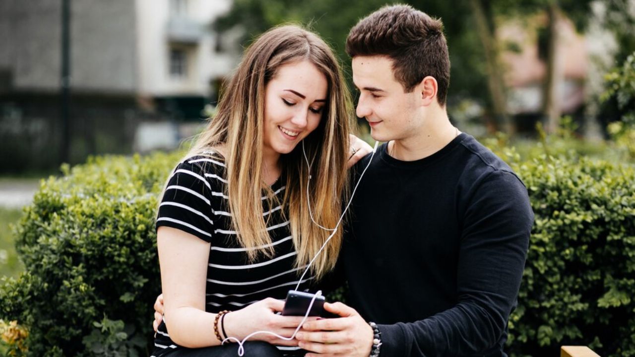 How to Tell If a Guy Likes You Through Text