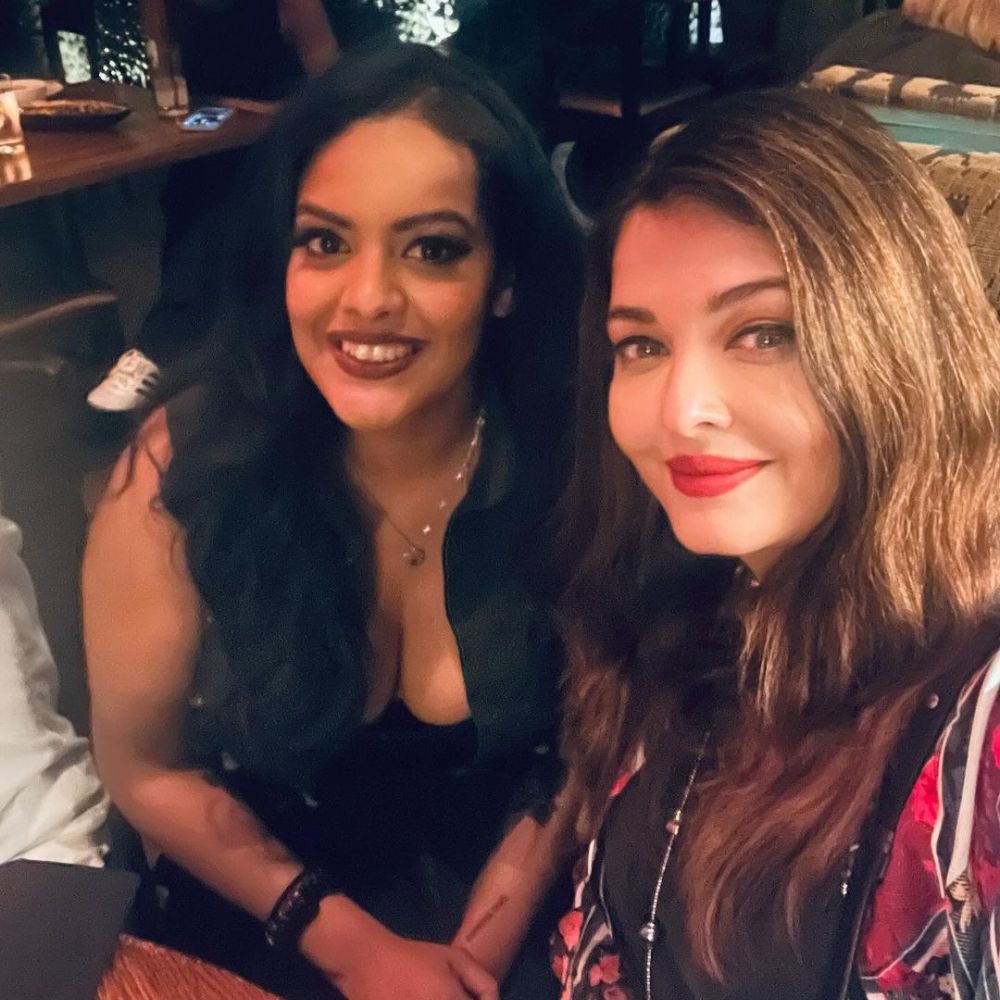 Aishwarya Rai Bachchan looks mesmerizing in latest PIC from New York; poses with fan who calls her ‘kind’ Aishwarya Rai Bachchan looks mesmerizing in latest PIC from New York; poses with fan who calls her ‘kind’