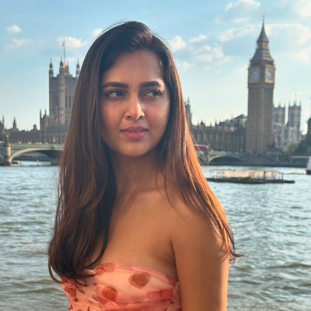 PICS: Tejasswi Prakash sets hearts aflutter in red halter dress from her London getaway PICS: Tejasswi Prakash sets hearts aflutter in red halter dress from her London getaway