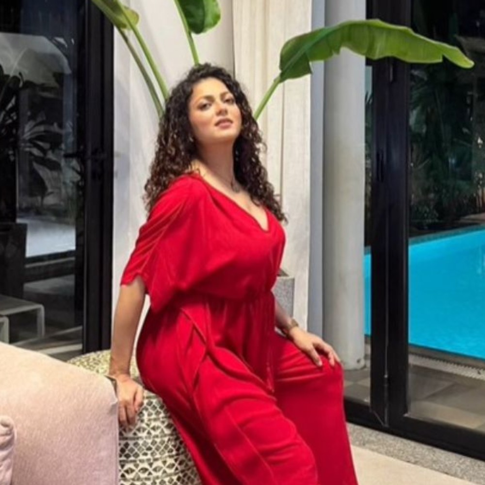 Madhubala fame Drashti Dhami flaunts her cute baby bump in red jumpsuit; asks 'can you see it now?' Madhubala fame Drashti Dhami flaunts her cute baby bump in red jumpsuit; asks 'can you see it now?'