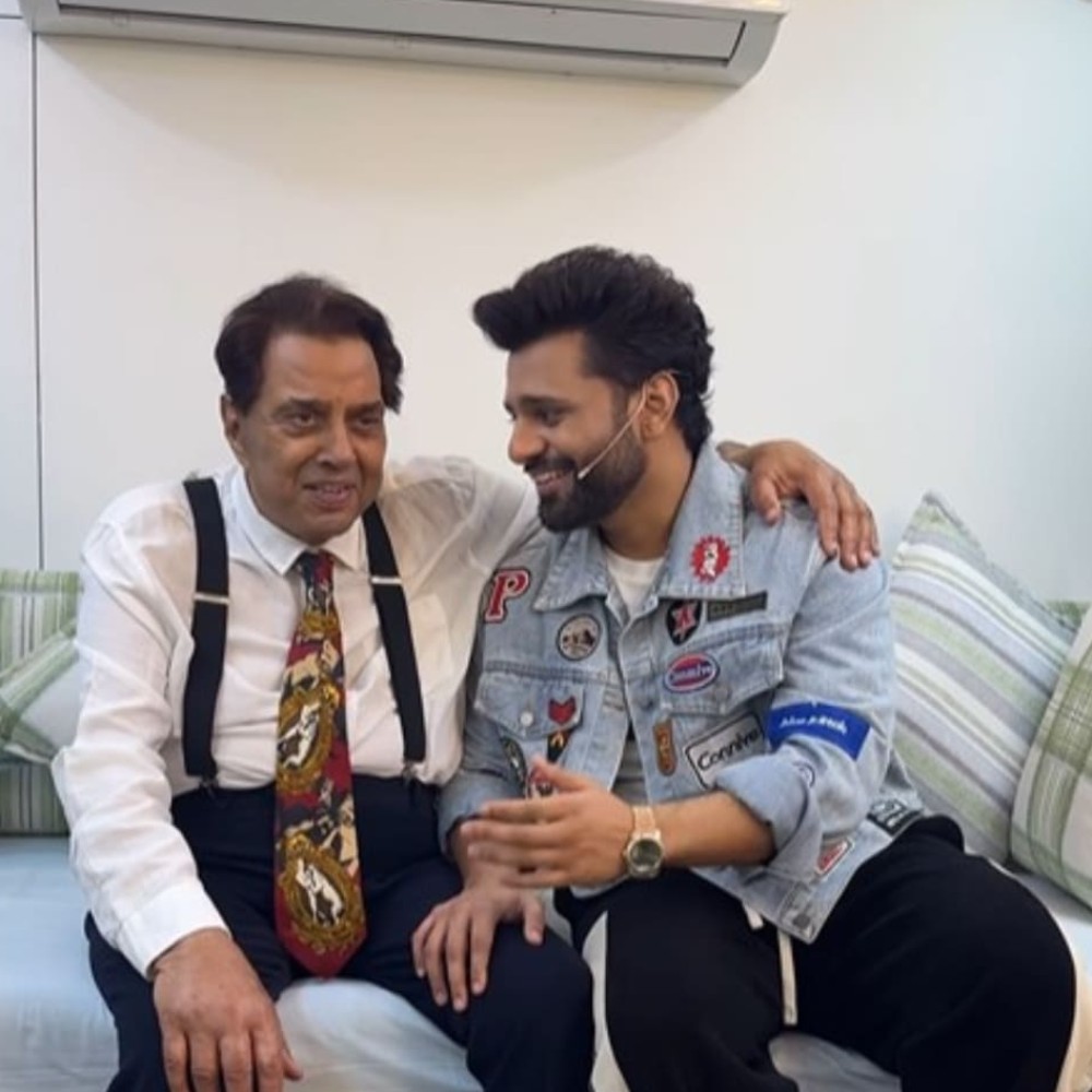 WATCH: Dharmendra joins Rahul Vaidya in heartwarming sing-along video from Laughter Chefs set WATCH: Dharmendra joins Rahul Vaidya in heartwarming sing-along video from Laughter Chefs set