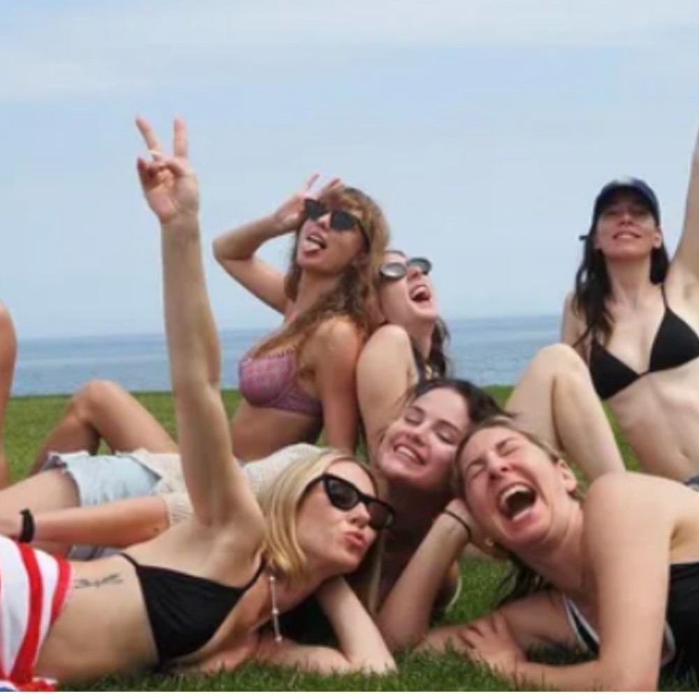 Throwback To Taylor Swift’s ICONIC 4th of July Parties Attended by Gigi Hadid, Selena Gomez, Ex-Tom Hiddleston, And More Throwback To Taylor Swift’s ICONIC 4th of July Parties Attended by Gigi Hadid, Selena Gomez, Ex-Tom Hiddleston, And More