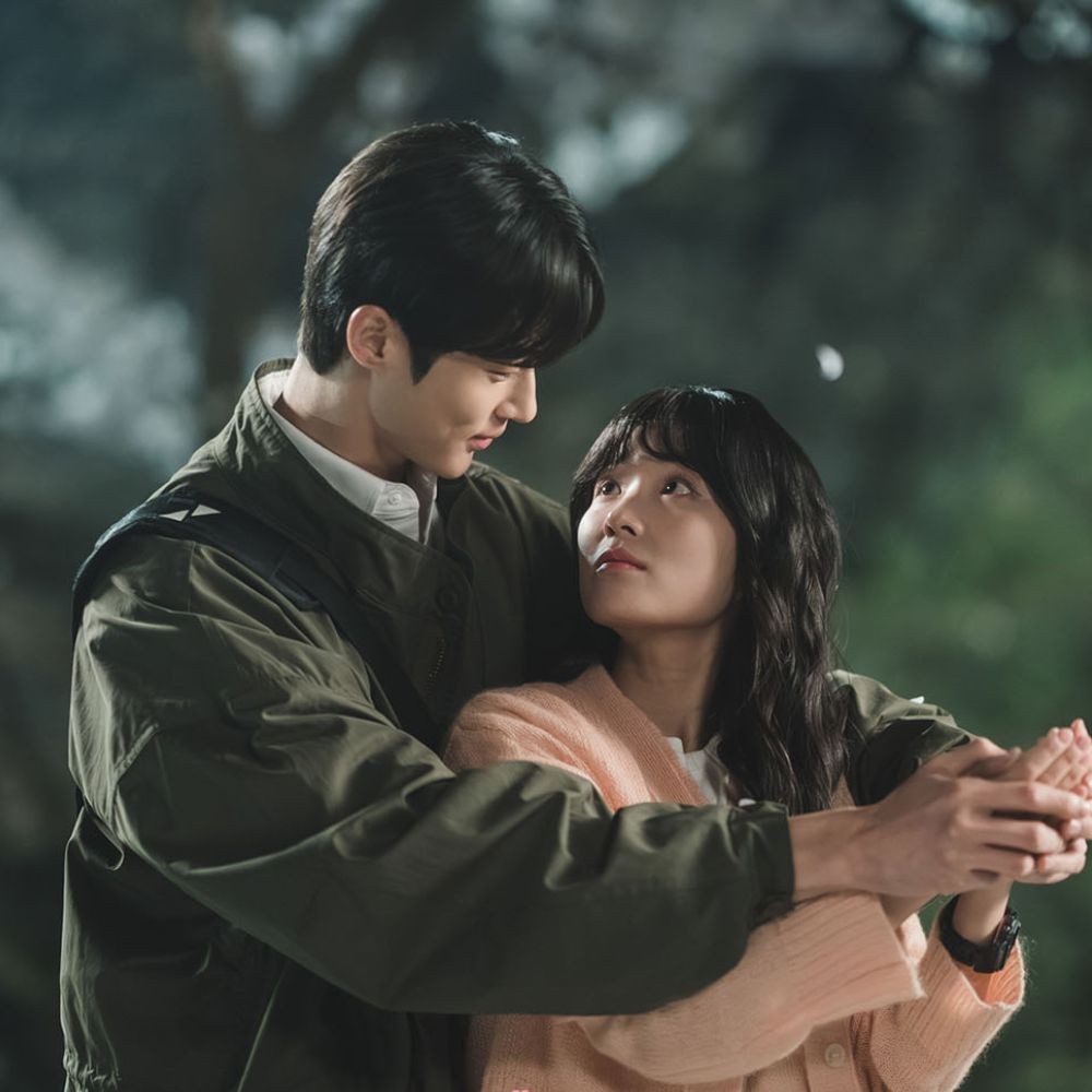 Byeon Woo Seok and Kim Hye Yoon's Lovely Runner is first K-drama script book to become ...