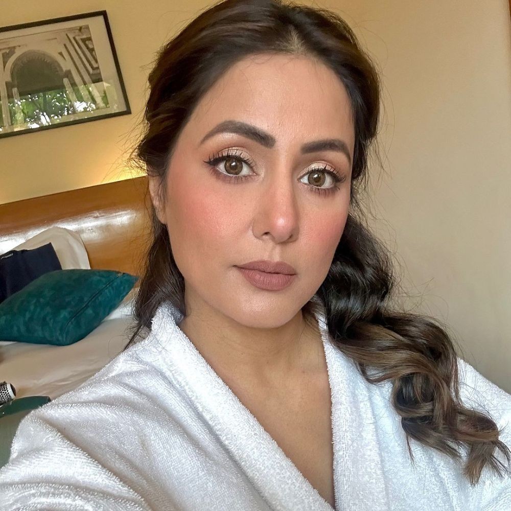Hina Khan reveals attending awards night despite learning about cancer diagnosis; says she had first chemo after event Hina Khan reveals attending awards night despite learning about cancer diagnosis; says she had first chemo after event