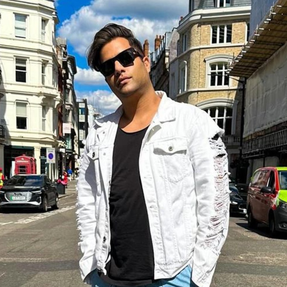 Bigg Boss 15’s Rajiv Adatia shares heartfelt throwback post; leaves fans in tears Bigg Boss 15’s Rajiv Adatia shares heartfelt throwback post; leaves fans in tears