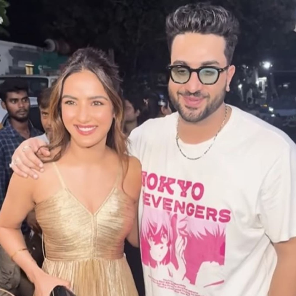 Jasmine Bhasin and Aly Goni's candid moments steal hearts as latter prepares to support the actor on Laughter Chefs Jasmine Bhasin and Aly Goni's candid moments steal hearts as latter prepares to support the actor on Laughter Chefs